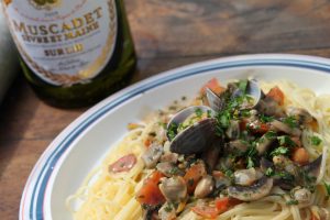 Spaghettis aux palourdes : cuisiner à bord d'un voilier