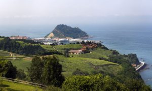 Croisière pays basque : collines de Getaria en Espagne