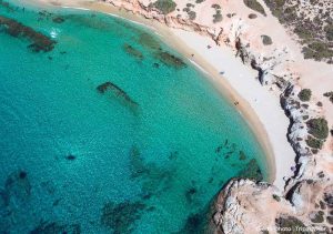 photo aérienne d'une plage des cyclades
