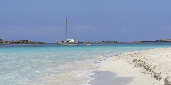 Phot d'un catamaran, naviguant sur la plage de S'Alga.