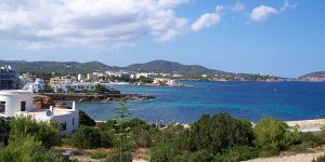 Photo de la plage Es Canar, à Santa Eulària des Riu.