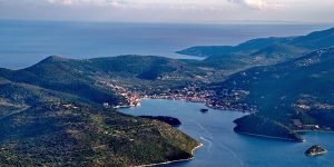 Photo du port de la ville de Vathy, sur l'île d'Ithaque.