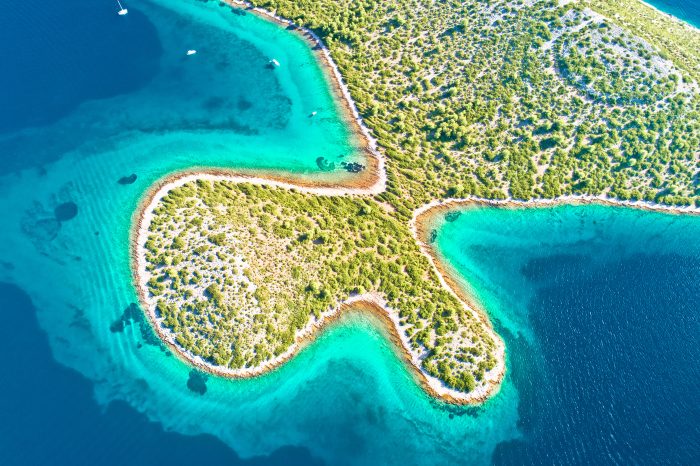 Parc national de l'archipel des îles Kornati - vue aérienne du littoral turquoise, région de Dalmatie en Croatie