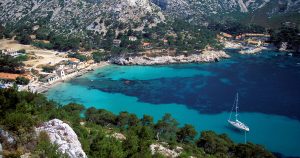 La calanque de Sormiou et ses eaux turquoises où navigues un voilier