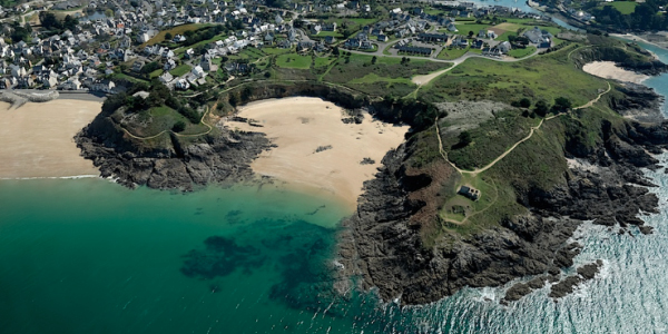 L'eau turquoise de la plage de Pissot, parmi les plus belles plages de Bretagne