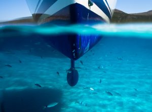 Quille et coque d'un bateau à voile immergé dans l'eau