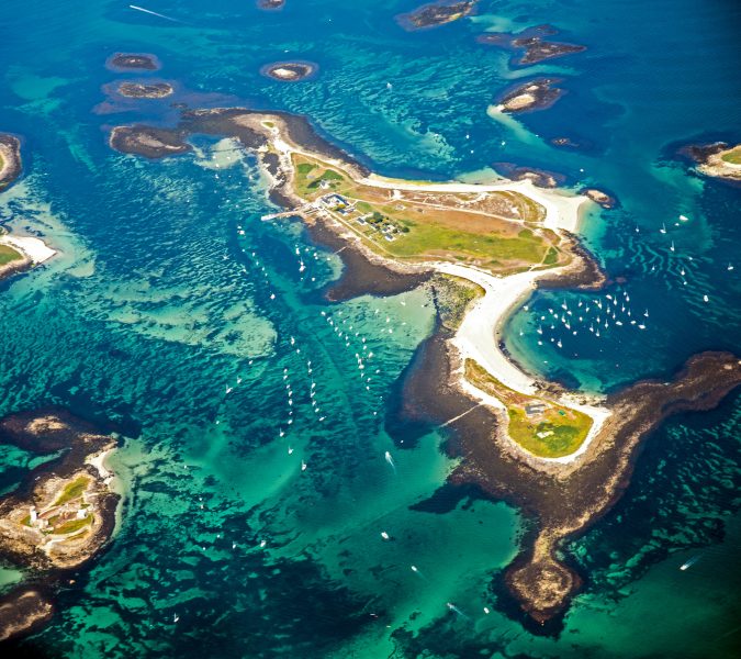 Vue aérienne de l'archipel des Glénan avec de nombreux bateaux autour