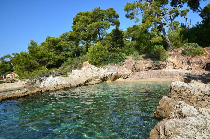 Photo d'une petite plage sur une îles parmi les îles de Lérins près de Cannes 