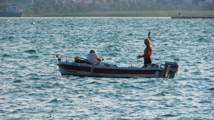 Deux pêcheurs sur un bateau moteur 