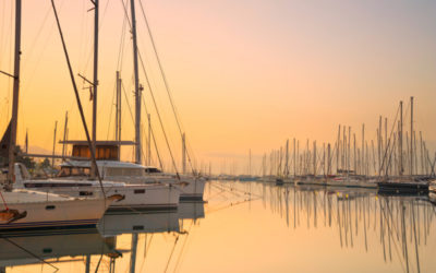 Quel bateau choisir pour naviguer en Grèce : catamaran, voilier ou yacht à moteur ?