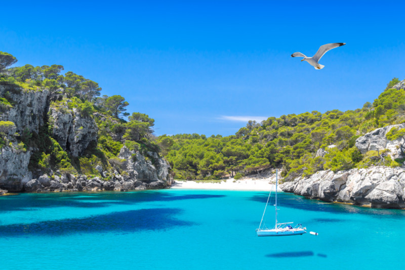 Première location de bateau à Minorque : votre guide essentiel pour prendre la mer