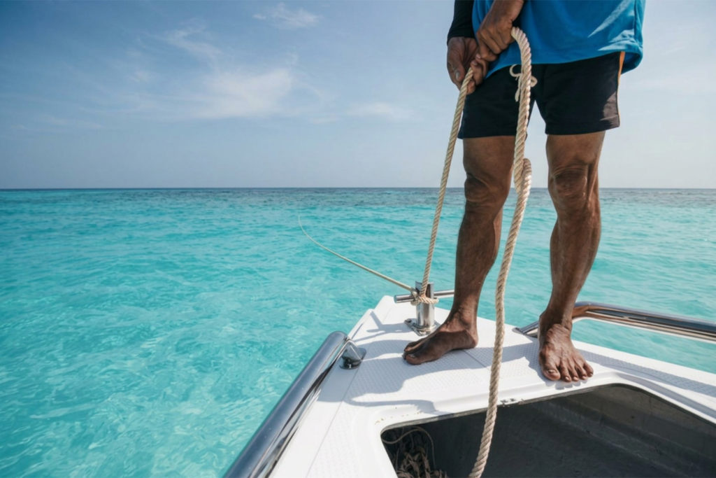 Bateau au mouillage dans une eau turquoise
