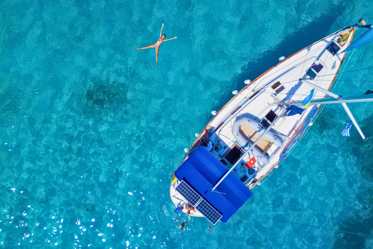 Voilier au mouillage dans une eau turquoise en Méditerranée