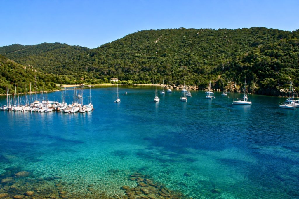 Baie de Port-Cros avec des voiliers au mouillage