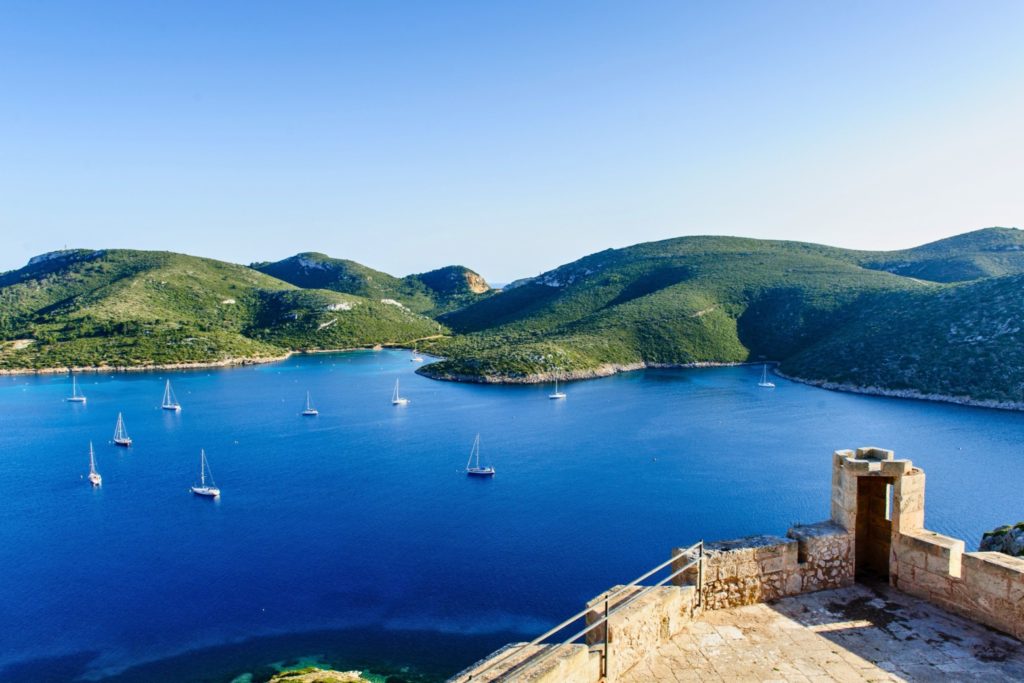 Baie de Cabrera avec des voiliers au mouillage