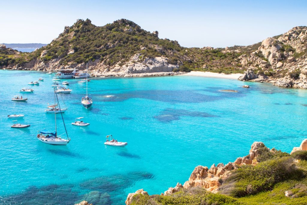 Voiliers au mouillage dans l'archipel de La Maddalena